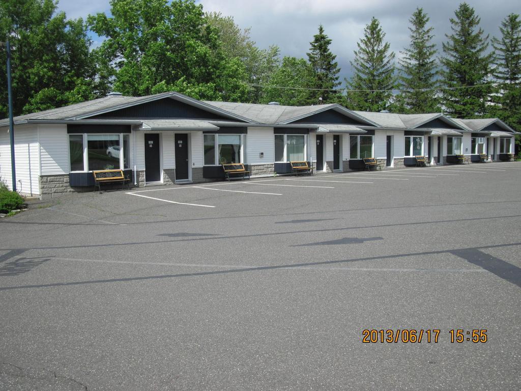Motel Parc Beaumont Inc. Экстерьер фото
