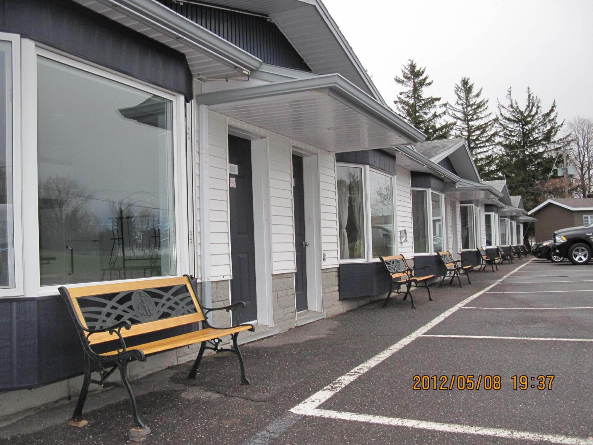 Motel Parc Beaumont Inc. Экстерьер фото
